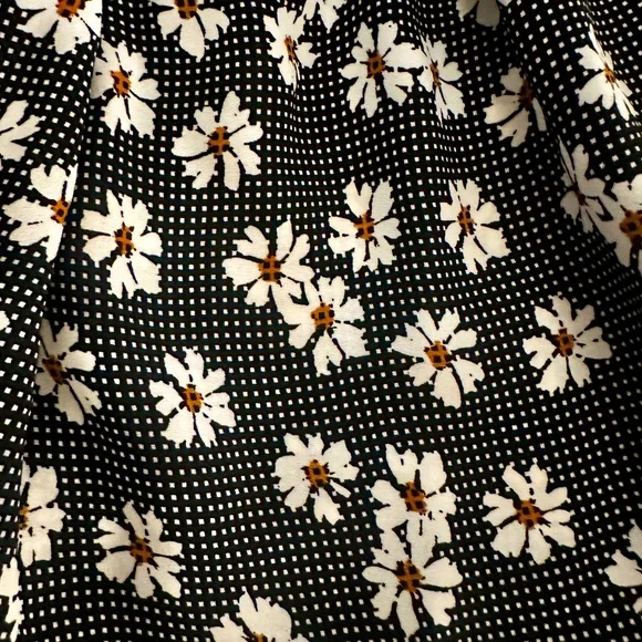 Black and white floral skirt with elastic waistband. - Picture 2 of 3